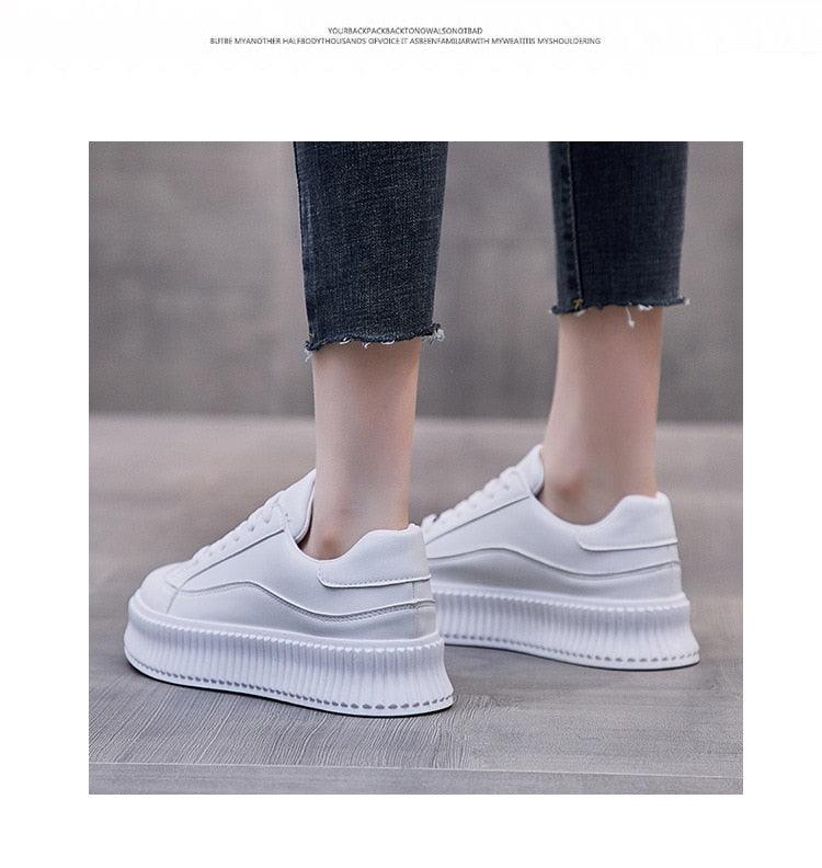 Chaussures épaisses de course de printemps pour femmes blanches Baskets confortables en cuir pour femmes Baskets plates de printemps Baskets vulcanisées d'extérieur à enfiler Baskets de sport à plateforme