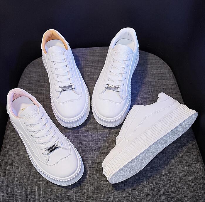 Chaussures épaisses de course de printemps pour femmes blanches Baskets confortables en cuir pour femmes Baskets plates de printemps Baskets vulcanisées d'extérieur à enfiler Baskets de sport à plateforme
