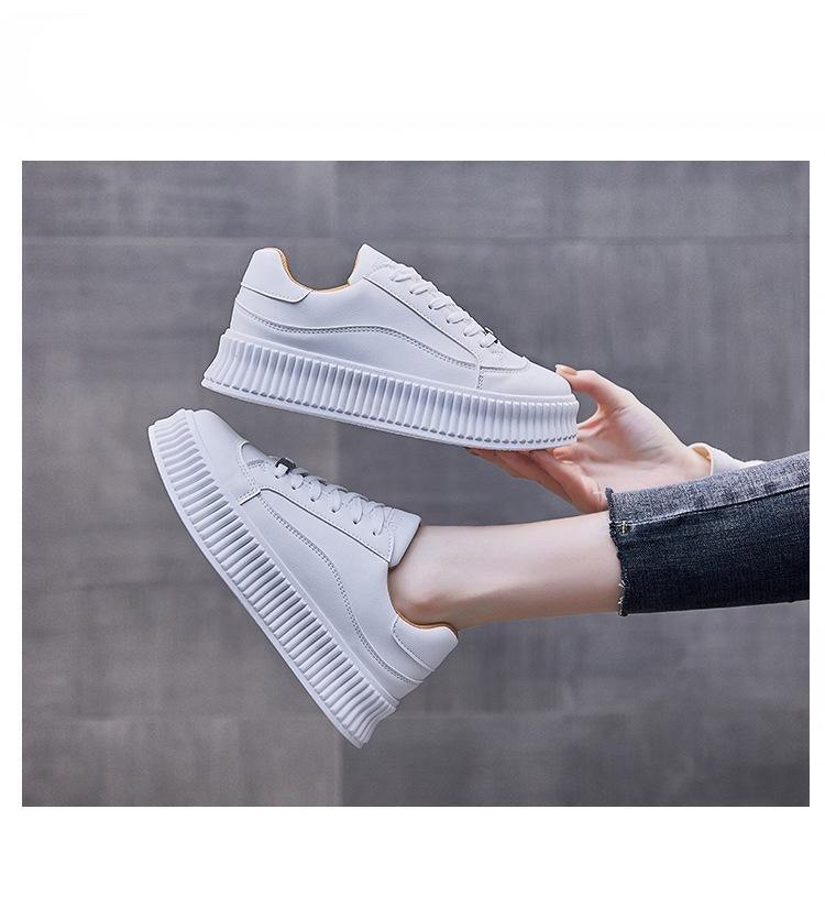 Chaussures épaisses de course de printemps pour femmes blanches Baskets confortables en cuir pour femmes Baskets plates de printemps Baskets vulcanisées d'extérieur à enfiler Baskets de sport à plateforme