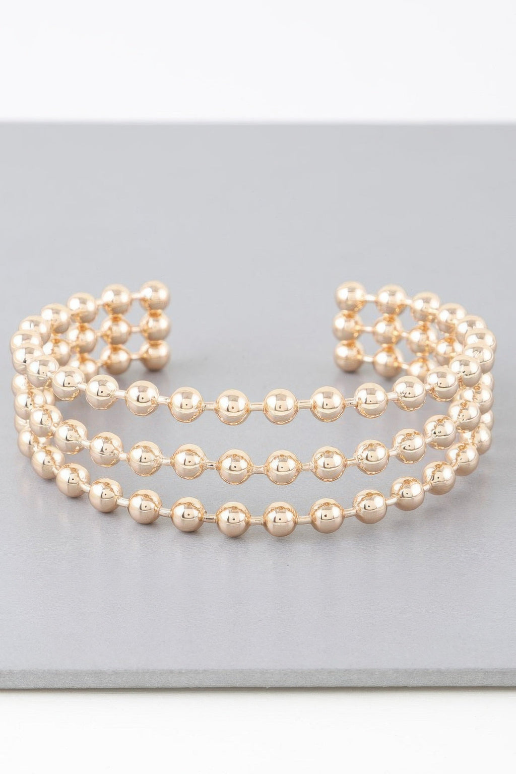 Bracelet manchette large à trois rangs de perles