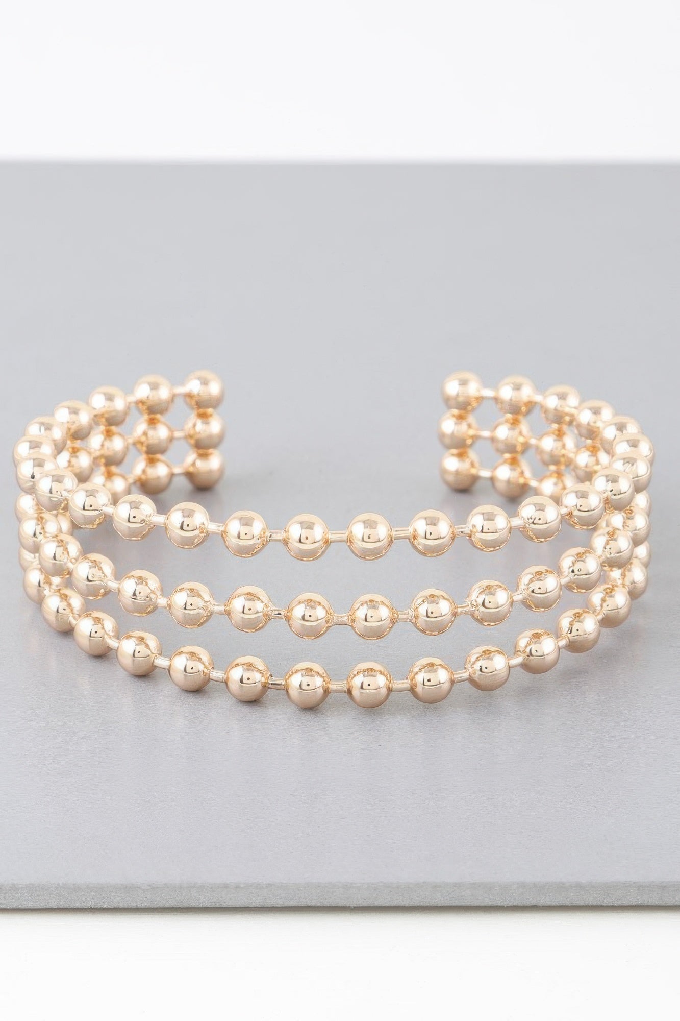 Bracelet manchette large à trois rangs de perles