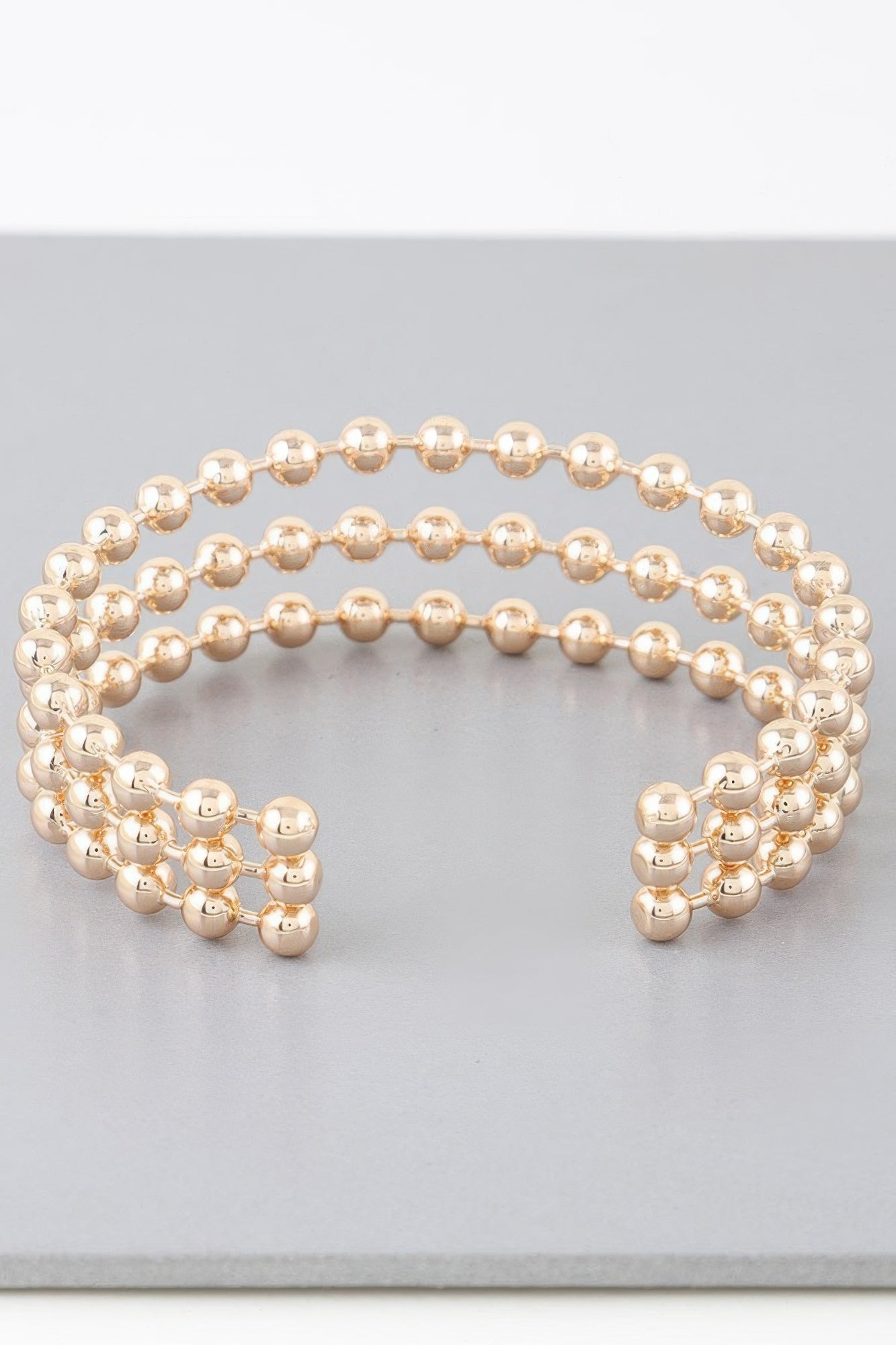 Bracelet manchette large à trois rangs de perles
