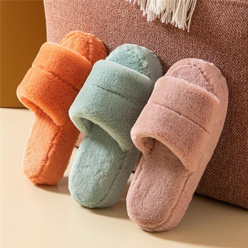 Pantoufles d'hiver pour femmes en peluche, tongs moelleuses, chaussures chaudes à semelle épaisse et douce pour l'intérieur, chaussons à fourrure pour femmes, chaussons fantaisie à bout ouvert en peluche