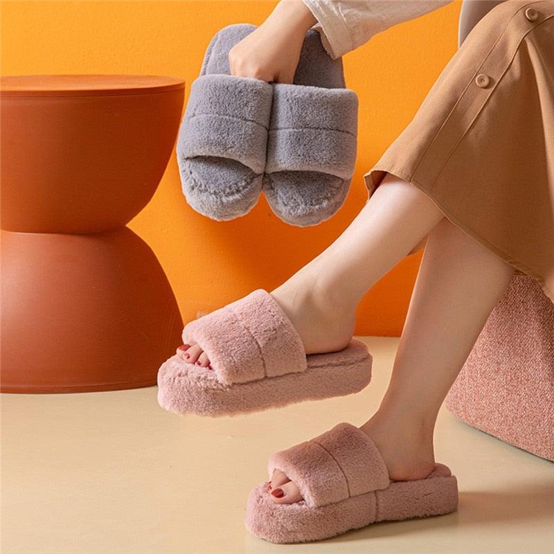 Pantoufles d'hiver pour femmes en peluche, tongs moelleuses, chaussures chaudes à semelle épaisse et douce pour l'intérieur, chaussons à fourrure pour femmes, chaussons fantaisie à bout ouvert en peluche