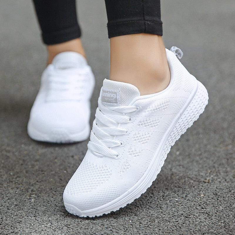 Chaussures plates en maille respirante pour femmes, baskets blanches décontractées, chaussures de sport vulcanisées pour femmes, nouvelles chaussures de marche et de tennis d'été