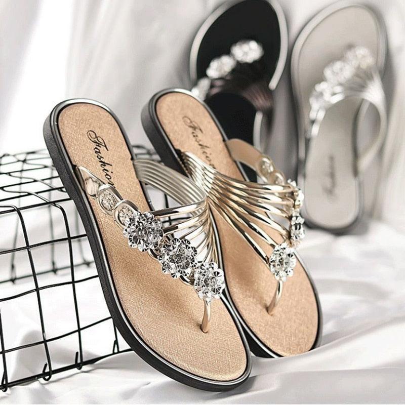 Sandales de plage antidérapantes de haute qualité pour femmes, sandales décontractées dorées à cristaux pour l'été à la maison, sandales plates extensibles à lanières en T, tongs à strass scintillants pour femmes.