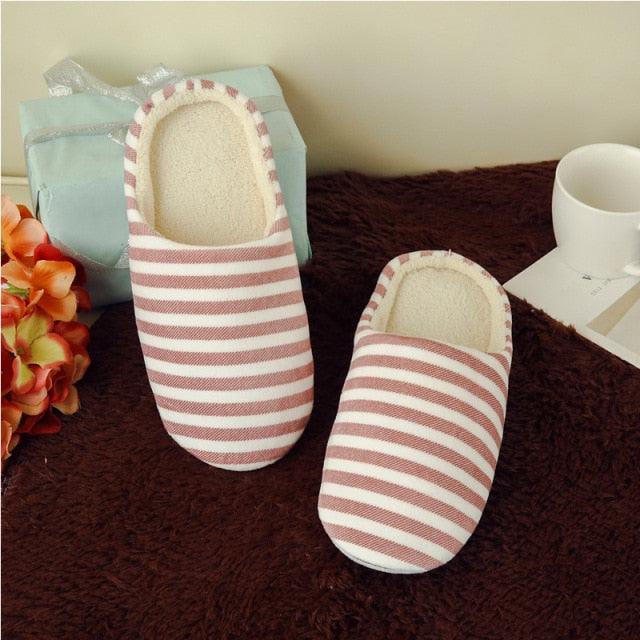 Pantoufles d'intérieur pour femmes Chaussons en peluche chauds pour la maison Automne Hiver Femme Maison Appartement Chausson doux Pantoufles silencieuses Semelle intérieure en polaire moelleuse Chaussons duveteux pour la maison et la chambre à coucher