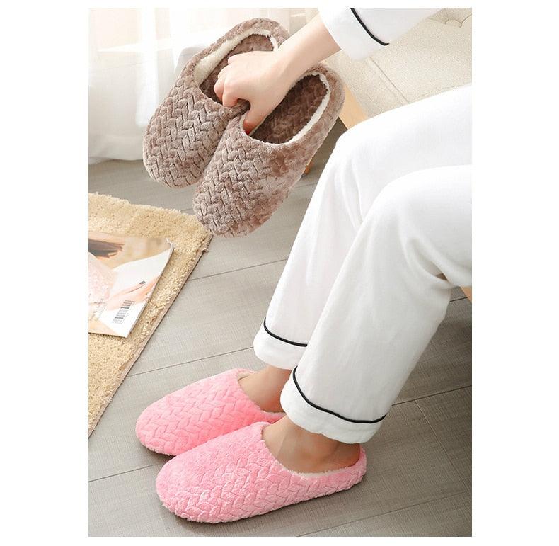 Pantoufles d'intérieur pour femmes Chaussons en peluche chauds pour la maison Automne Hiver Femme Maison Appartement Chausson doux Pantoufles silencieuses Semelle intérieure en polaire moelleuse Chaussons duveteux pour la maison et la chambre à coucher