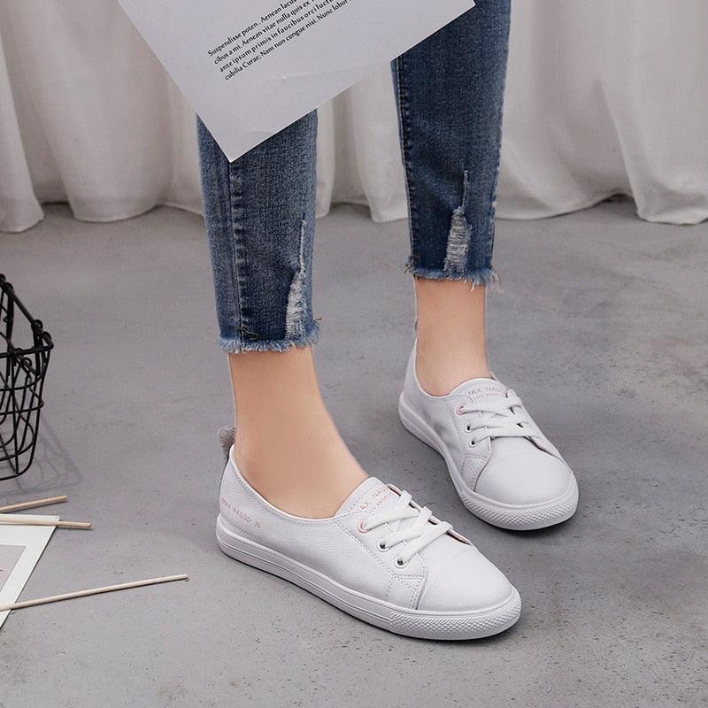 Baskets en cuir véritable pour femmes Chaussures de sport décontractées à la mode Chaussures vulcanisées pour femmes Chaussures plates d'été en cuir pour femmes Baskets décontractées à lacets blanches à la mode