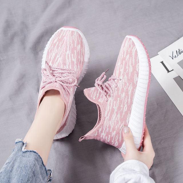 Chaussures de course pour femmes d'été en tissu tissé Sneakers de sport mode décontractée Chaussures de marche en maille respirante antidérapantes légères et respirantes Chaussures de course en maille au design confortable