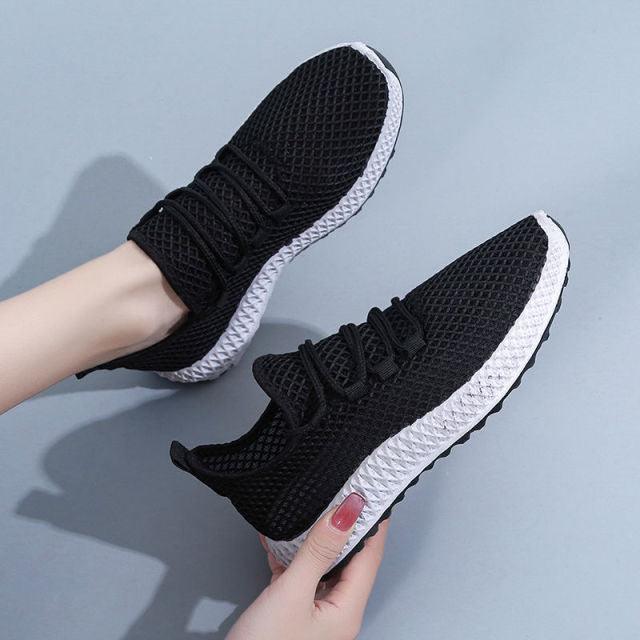 Chaussures de course pour femmes d'été en tissu tissé Sneakers de sport mode décontractée Chaussures de marche en maille respirante antidérapantes légères et respirantes Chaussures de course en maille au design confortable