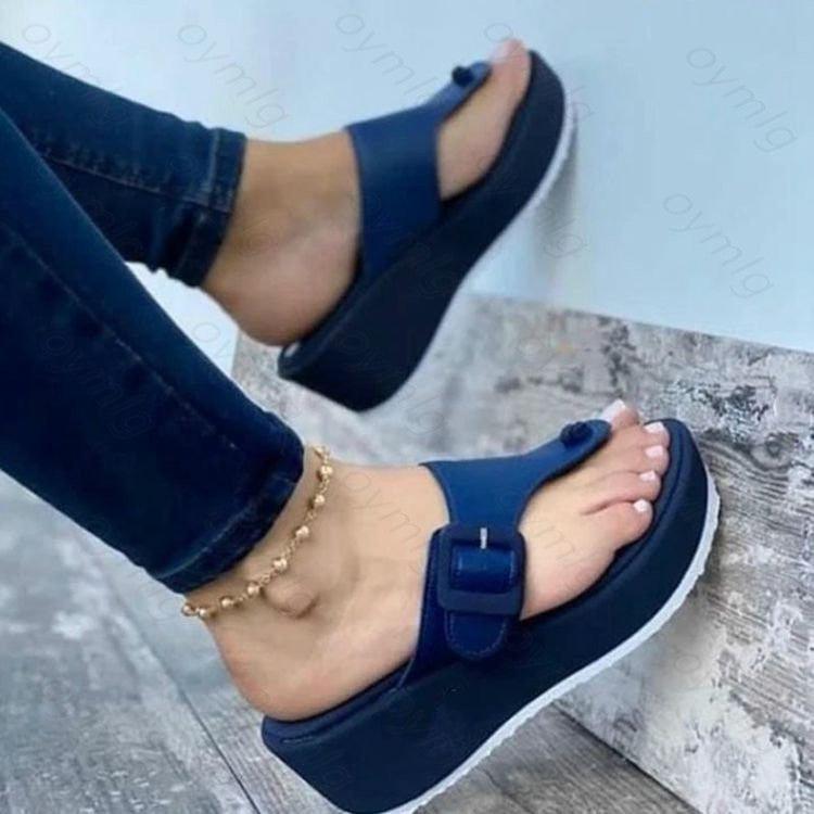 Sandales d'été pour femmes Chaussures de plage compensées à clip d'orteil et bride à boucle Chaussures décontractées en cuir Sandales plates d'été antidérapantes avec bride à boucle