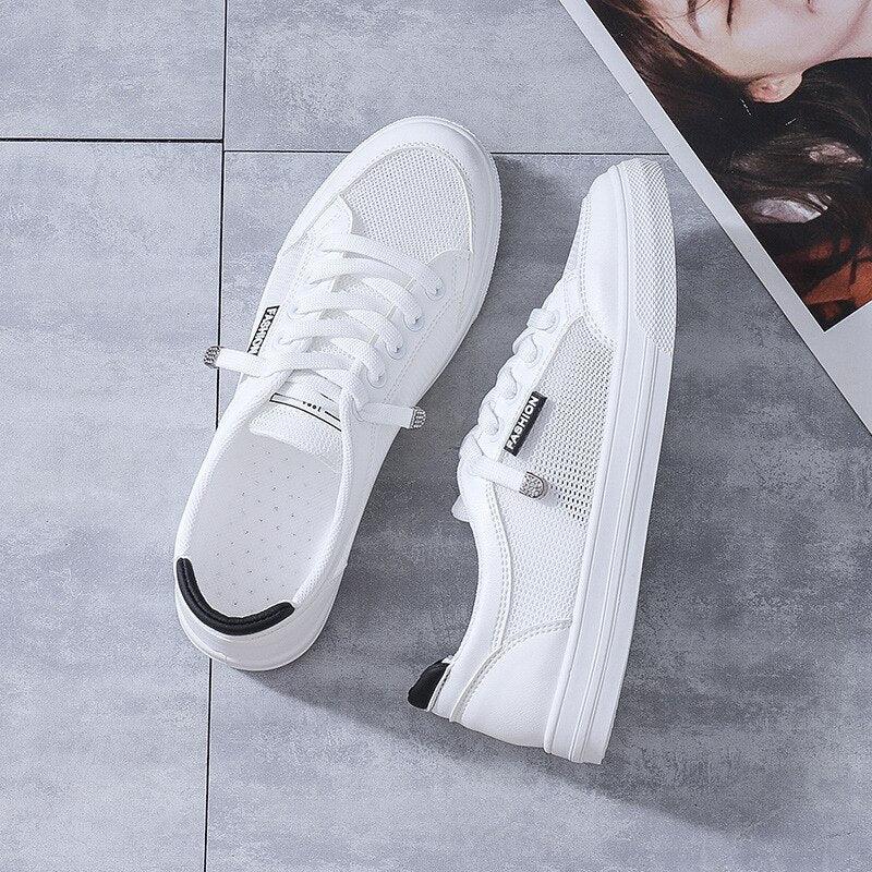 Baskets blanches décontractées pour femmes Printemps Été Respirantes Plates Couleur unie Chaussures en maille Baskets plates blanches à la mode Baskets de sport pour femmes Tennis Marche Gym Baskets à la mode