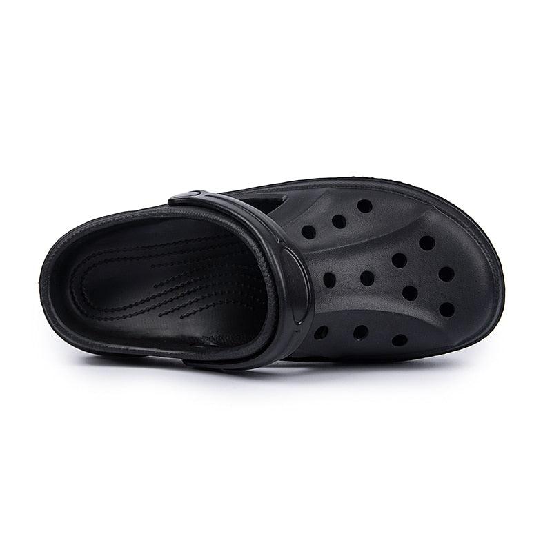 Sandales pour Femmes Été Trous Chaussures en Caoutchouc Sabots Chaussures de Jardin Noires Sandales Plates de Plage Sabots de Jardin Sandales Légères à Enfiler Classiques Réglables Chaussons de Marche d'Extérieur