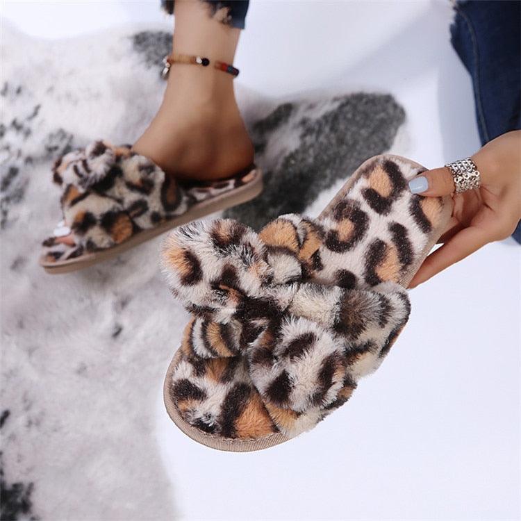 Chaussons d'hiver pour femmes, pantoufles d'intérieur en fausse fourrure, pantoufles à imprimé léopard avec nœud décoratif, pantoufles chaudes en fausse fourrure, pantoufles d'intérieur à bout ouvert pour filles