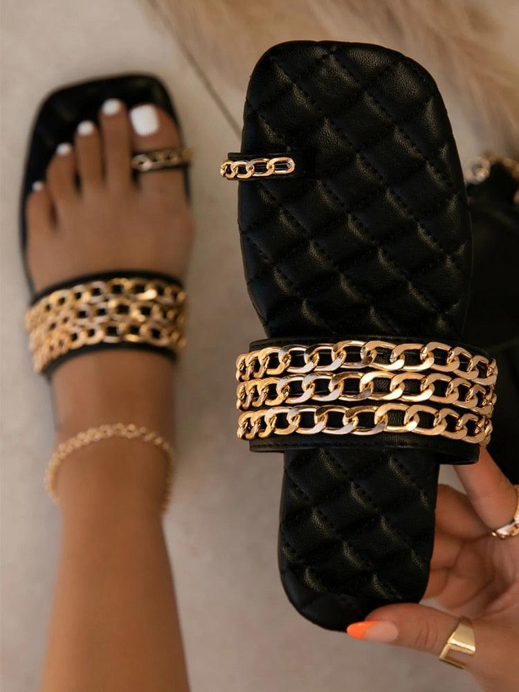 Sandales d'été tissées pour femmes, décoratives avec chaîne, tongs décontractées d'extérieur, talons carrés, pantoufles, chaîne en métal, élastique, élégantes, plates, décontractées, pour la plage