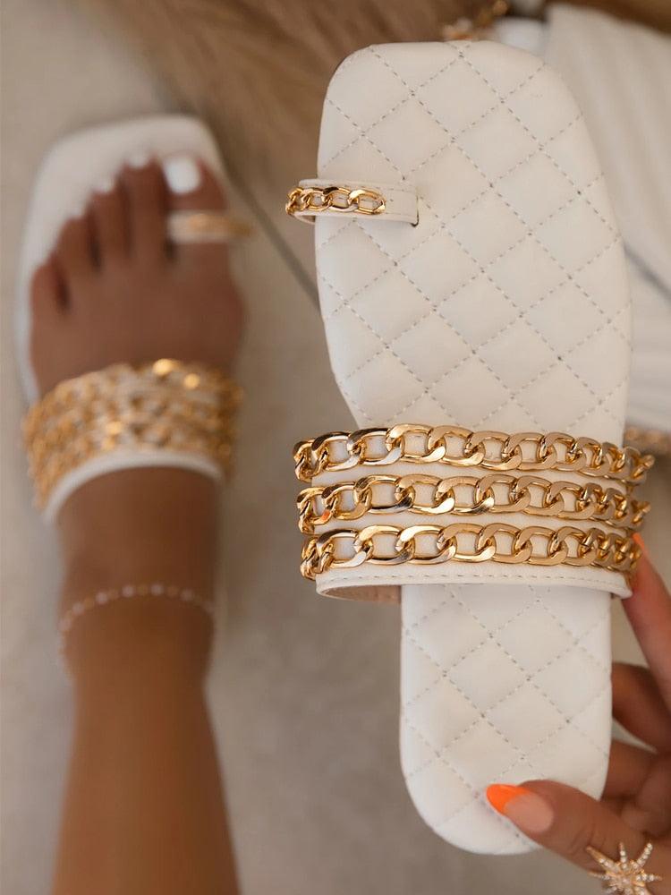 Sandales d'été tissées pour femmes, décoratives avec chaîne, tongs décontractées d'extérieur, talons carrés, pantoufles, chaîne en métal, élastique, élégantes, plates, décontractées, pour la plage