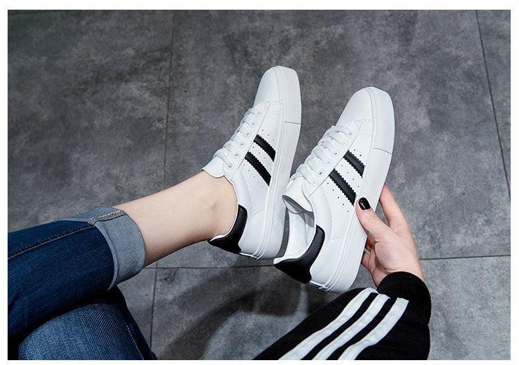 Chaussures décontractées blanches pour femmes Baskets décontractées plates pour femmes Chaussures vulcanisées respirantes pour filles Baskets confortables en cuir écologique à lacets de style décontracté blanc Baskets de rue