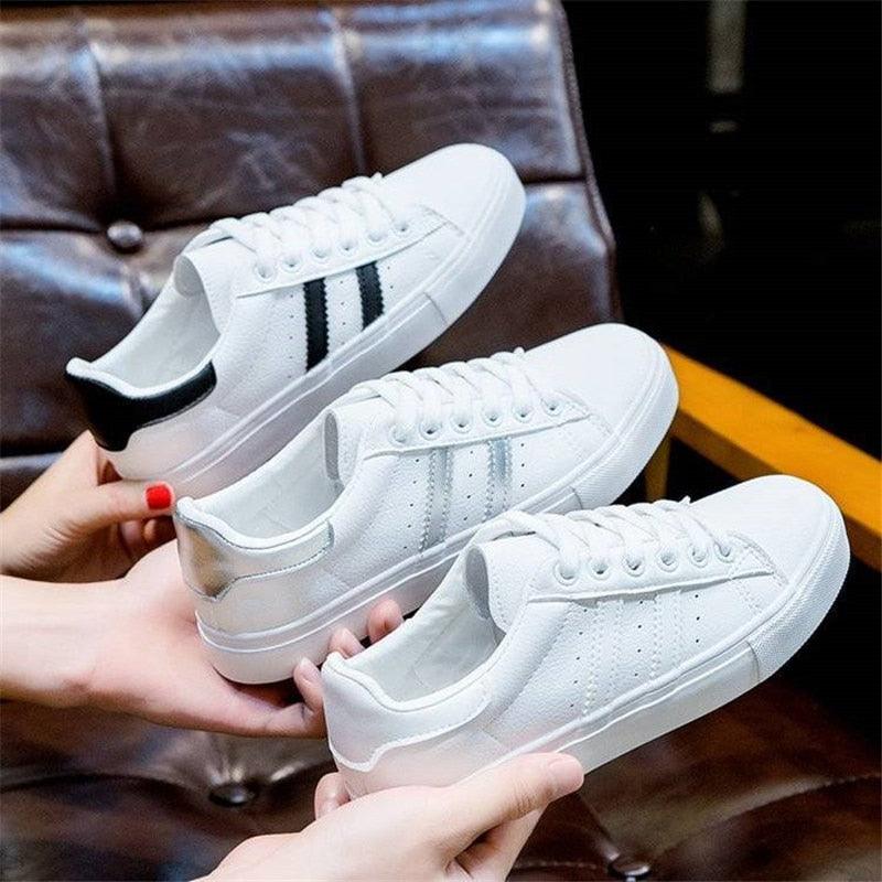 Chaussures décontractées blanches pour femmes Baskets décontractées plates pour femmes Chaussures vulcanisées respirantes pour filles Baskets confortables en cuir écologique à lacets de style décontracté blanc Baskets de rue