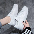 Chaussures décontractées blanches pour femmes Baskets décontractées plates pour femmes Chaussures vulcanisées respirantes pour filles Baskets confortables en cuir écologique à lacets de style décontracté blanc Baskets de rue