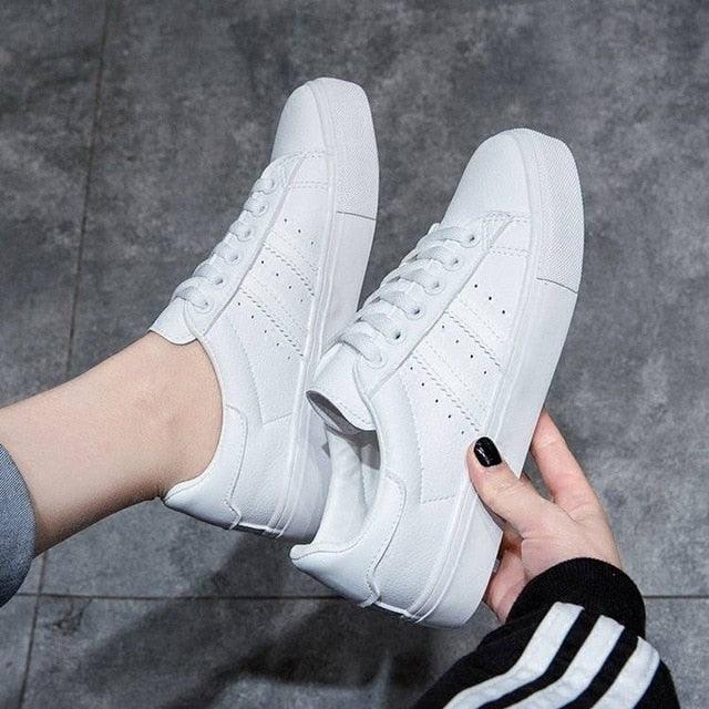 Chaussures décontractées blanches pour femmes Baskets décontractées plates pour femmes Chaussures vulcanisées respirantes pour filles Baskets confortables en cuir écologique à lacets de style décontracté blanc Baskets de rue