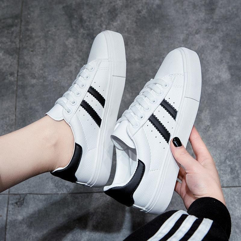 Chaussures décontractées blanches pour femmes Baskets décontractées plates pour femmes Chaussures vulcanisées respirantes pour filles Baskets confortables en cuir écologique à lacets de style décontracté blanc Baskets de rue