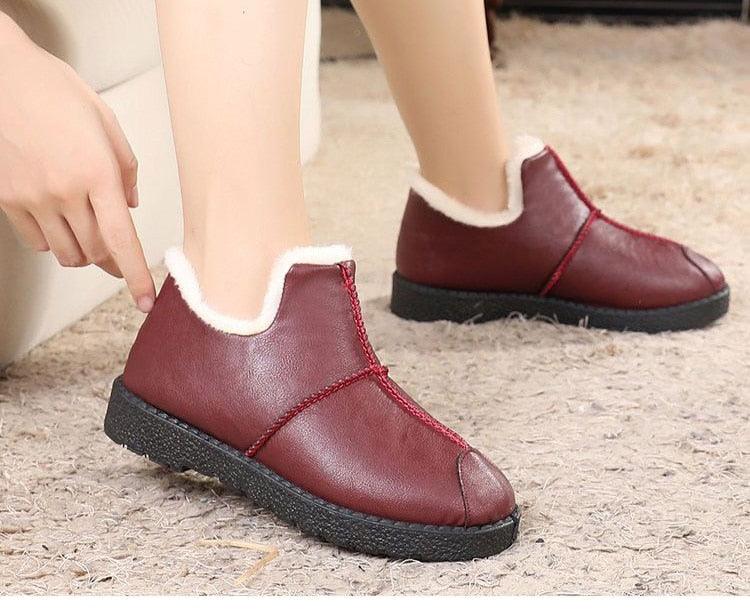 Chaussures d'hiver chaudes de luxe pour femmes Imperméables en peluche et cuir Chaussures en coton pour la maison Quotidien Antidérapantes Semelle souple Doublure en peluche Bottines fourrées chaudes à lacets Plateforme plate Élégantes Confortables Noires