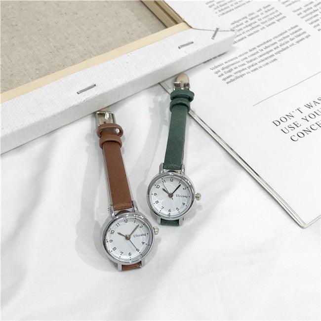 Montre-bracelet blanche pour femme, petit cadran, à quartz, avec bracelet en cuir, simple et élégante, mini montres analogiques ultra-fines pour filles et étudiantes
