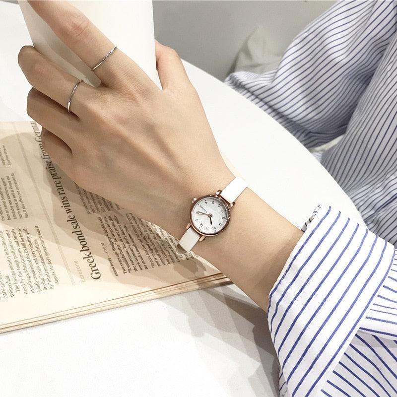 Montre-bracelet blanche pour femme, petit cadran, à quartz, avec bracelet en cuir, simple et élégante, mini montres analogiques ultra-fines pour filles et étudiantes