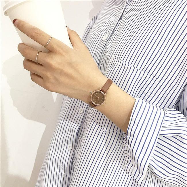 Montre-bracelet blanche pour femme, petit cadran, à quartz, avec bracelet en cuir, simple et élégante, mini montres analogiques ultra-fines pour filles et étudiantes