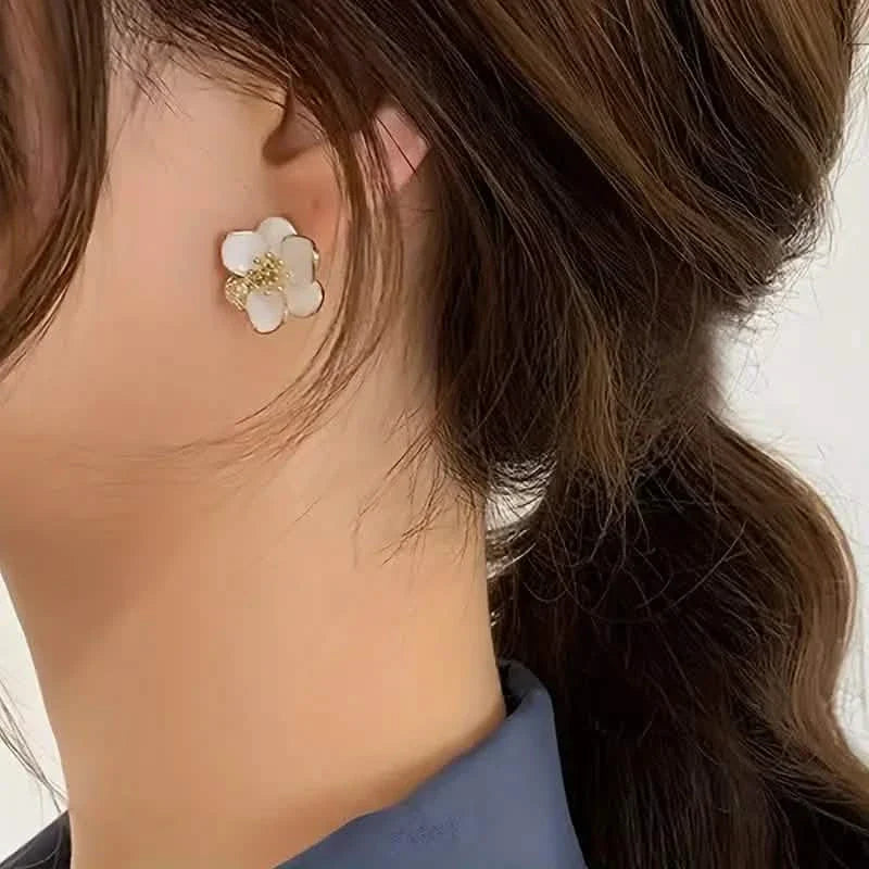 Clous d'oreilles en alliage de zinc avec motif de fleurs mignonnes